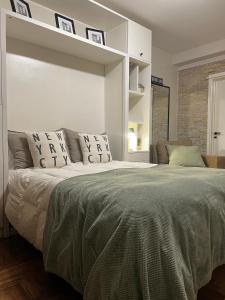 布宜诺斯艾利斯Arce 23的白色卧室配有带枕头的大床