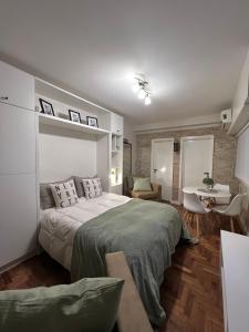 布宜诺斯艾利斯Arce 23的卧室配有一张床和一张桌子