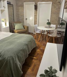 布宜诺斯艾利斯Arce 23的卧室配有一张床和一张桌子及椅子