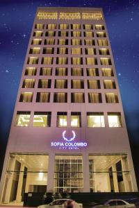 科伦坡Sofia Colombo City Hotel的上面有哥伦布标志的高楼