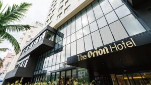 那霸Orion Hotel NAHA的一座建筑,上面标有酒店全名牌