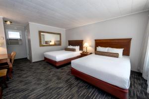 乔治湖斯科蒂湖滨度假酒店的酒店客房配有两张床和一张书桌