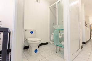 Mangoya Lounge的一间带卫生间和蓝色椅子的浴室