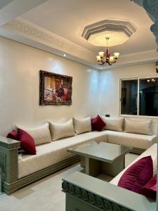 马拉喀什Appartement de luxe Marrakech Menara的客厅配有沙发和桌子