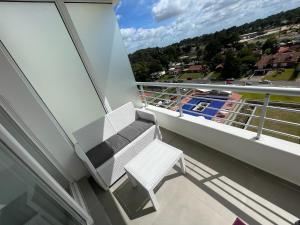 埃斯特角城Punta del Este - Green Life - Top amenities的白色椅子坐在观景阳台