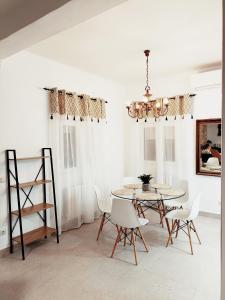 马德里Violeta Suite的一间带桌椅和吊灯的用餐室