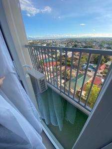 马尼拉Serene Skyline Escape Las Pinas的客房设有市景阳台。