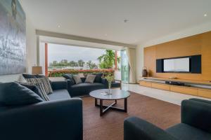 苏林海滩The Chava Resort的带沙发和平面电视的客厅