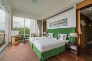 苏林海滩The Chava Resort的一间卧室设有两张床和大窗户