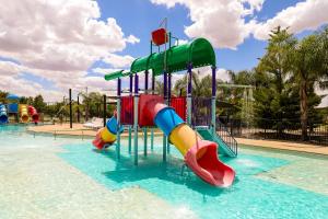 莫阿马Discovery Parks - Moama Waters的水上公园,带滑梯