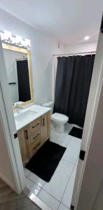里贾纳Cozy的一间带水槽和卫生间的浴室