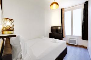 巴黎Comfortable apartment Marx Dormoy的卧室配有白色的床和窗户。