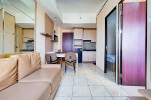 万隆OYO Life 93310 Apartemen Tamansari Panoramic By Santuy 2的客厅配有沙发和桌子