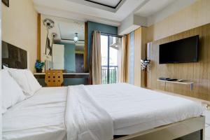 万隆OYO Life 93310 Apartemen Tamansari Panoramic By Santuy 2的卧室配有一张大白色床和平面电视