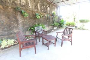 TjakranegaraOYO Life 93403 Penginapan Adinda的庭院里摆放着一组椅子和一张桌子