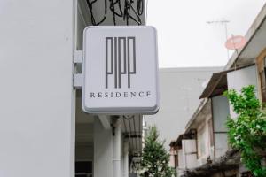 曼谷Pipp Residence的建筑物一侧住宅的标志