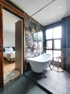 帕干岛The Willow Phangan的带浴缸的大浴室和卧室