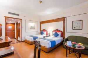 加德满都珠峰酒店的酒店客房配有两张床和一张书桌