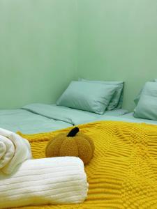 居銮C & L Home 002的泰迪熊躺在床上