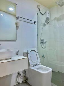 马累Resting View的浴室配有卫生间、盥洗盆和淋浴。