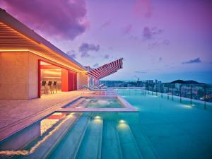 釜山The Coolest Hotel的建筑物屋顶上的游泳池