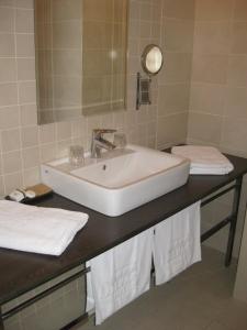 蒂米什瓦拉德派克酒店的一间带水槽和卫生间的浴室