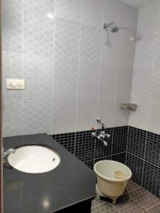 马杜赖Hotel Sri Arulmuthu Residency Madurai的一间带水槽和卫生间的浴室