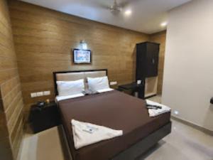 马杜赖Hotel Sri Arulmuthu Residency Madurai的一间卧室,卧室内配有一张大床