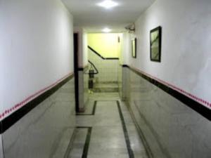 阿格拉Hotel Ajay International Agra的保龄球馆的走廊,门打开