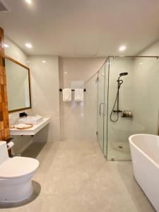 呵叻Punn Hotel Korat的带淋浴、卫生间和盥洗盆的浴室