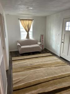 梅萨Near Red Mountain park的一间卧室设有一张床和一个窗口