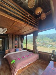 Cham Ta LaoZoni Home Trạm Tấu的一张大床,位于带大窗户的房间里