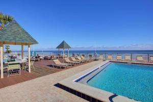 德通纳海滩海岸Sunglow Resort Condo Unit 707的游泳池位于酒店的甲板上