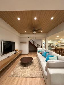 曼谷Bunya House near BTS Asok, Terminal21 private&cozy的客厅配有白色的沙发和桌子