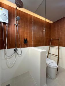 曼谷Bunya House near BTS Asok, Terminal21 private&cozy的带浴缸、卫生间和淋浴的浴室。
