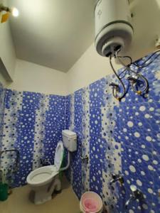 乔斯希马特YATRA HOMESTAY Joshimath的一间带卫生间和蓝色墙壁的浴室