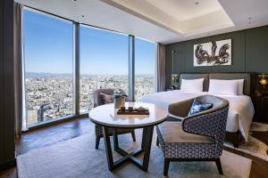 东京BELLUSTAR TOKYO, A Pan Pacific Hotel的酒店客房带一张床、一张桌子和椅子