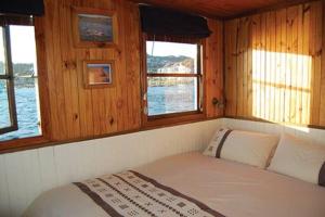 克尼斯纳Knysna Houseboat Myrtle的船后方的一张带窗户的床铺