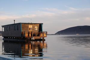 克尼斯纳Knysna Houseboat Myrtle的水中船屋