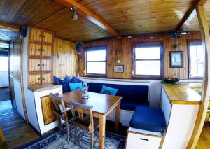 克尼斯纳Knysna Houseboat Myrtle的一间设有一张火车车厢桌子的餐厅
