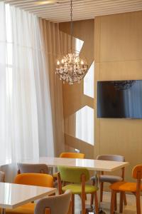 济南济南高新智选假日酒店的一间带桌椅和吊灯的用餐室