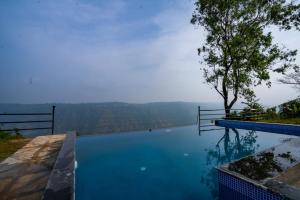 马哈巴莱斯赫瓦尔Lifeline Villas - Miracle 5BHK Infinity Pool Villa With Breathtaking Valley View And Huge Lawn Area的享有湖景的游泳池