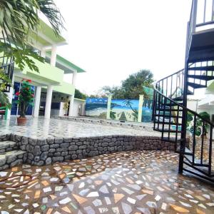BolinaoApartment in Holidays Beach Resort的一座拥有石墙和楼梯的建筑