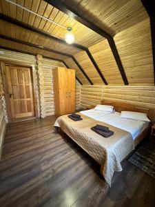 沃罗赫塔Oberig Apartmens的木制客房内的一间卧室,配有一张床