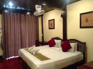 琅勃拉邦Ban Lakkham River View的卧室里设有一张床,上面有一只动物