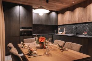 塞尔瓦迪加尔代纳山谷Residence Chalet L'Salvan的一间带桌椅的用餐室和一间厨房