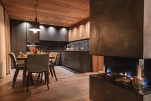 塞尔瓦迪加尔代纳山谷Residence Chalet L'Salvan的厨房以及带壁炉的用餐室。