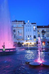 普罗夫迪夫ATLAS HOUSE Luxury Suites的建筑物前水中的喷泉