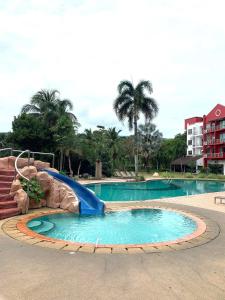珍南海滩Renovated 2 Bedroom Seavilla for 6pax的度假村游泳池的滑梯