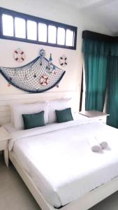 珍南海滩Renovated 2 Bedroom Seavilla for 6pax的卧室配有一张床铺,墙上设有吊床